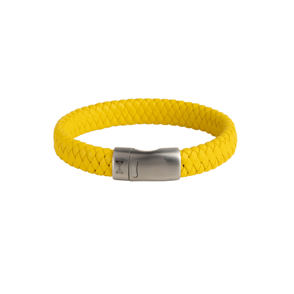 Geel leren armband voor heren met een gevlochten ontwerp en een metalen sluiting.