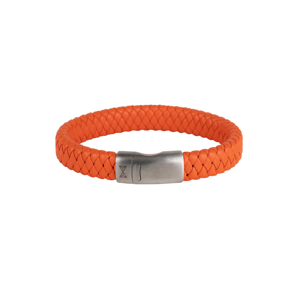 Leren armband voor heren in feloranje met een metalen sluiting.