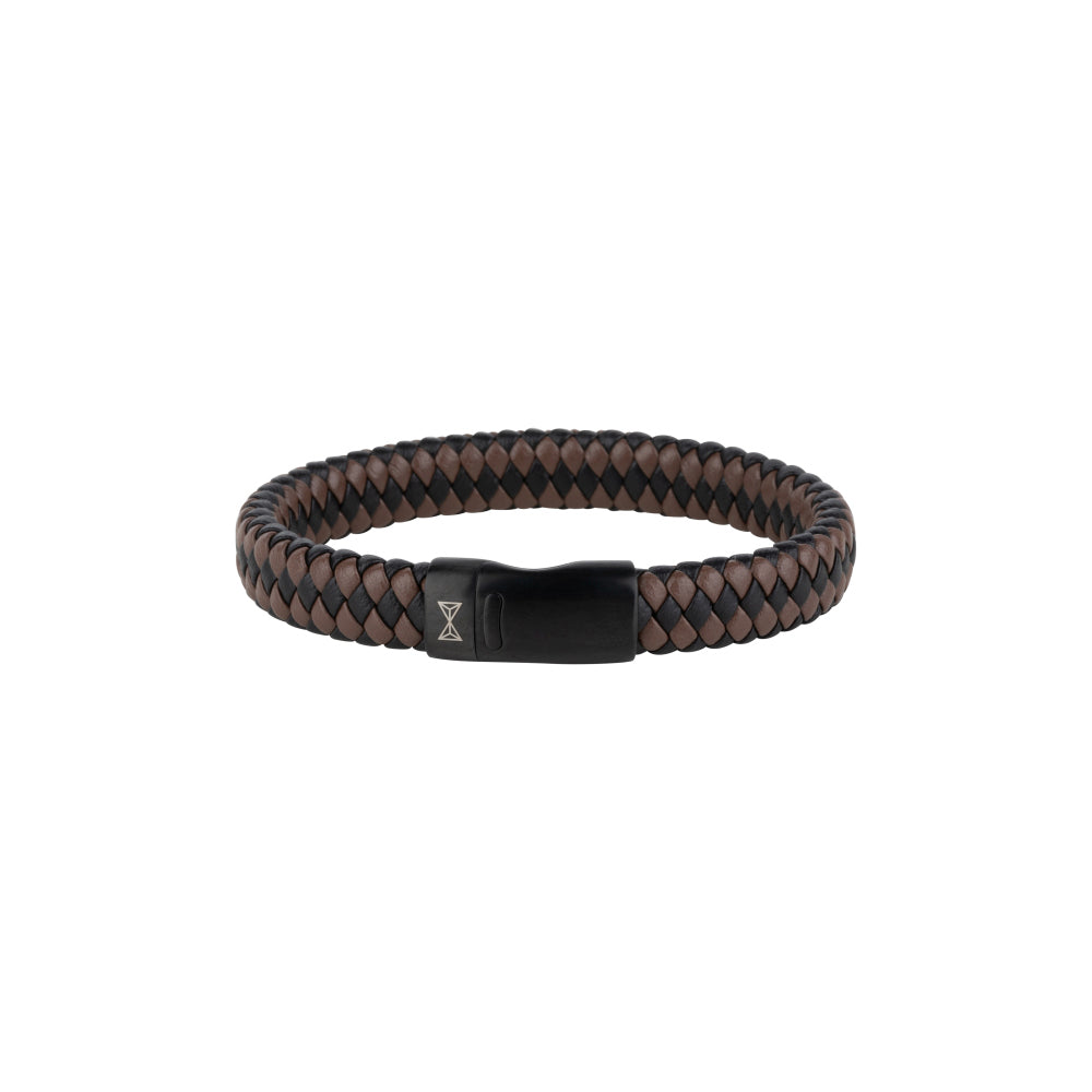 Leren armband voor heren in zwart en bruin met gevlochten ontwerp en zwarte sluiting.
