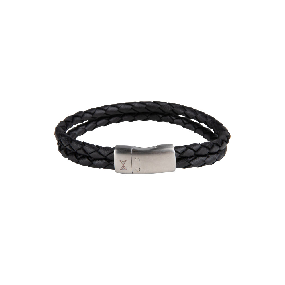 Zwarte leren armband voor heren met gevlochten ontwerp en metalen sluiting.