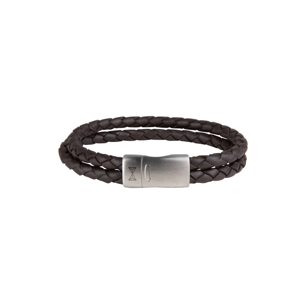 Bruine leren armband voor heren met een gevlochten ontwerp en een zilverkleurige sluiting.