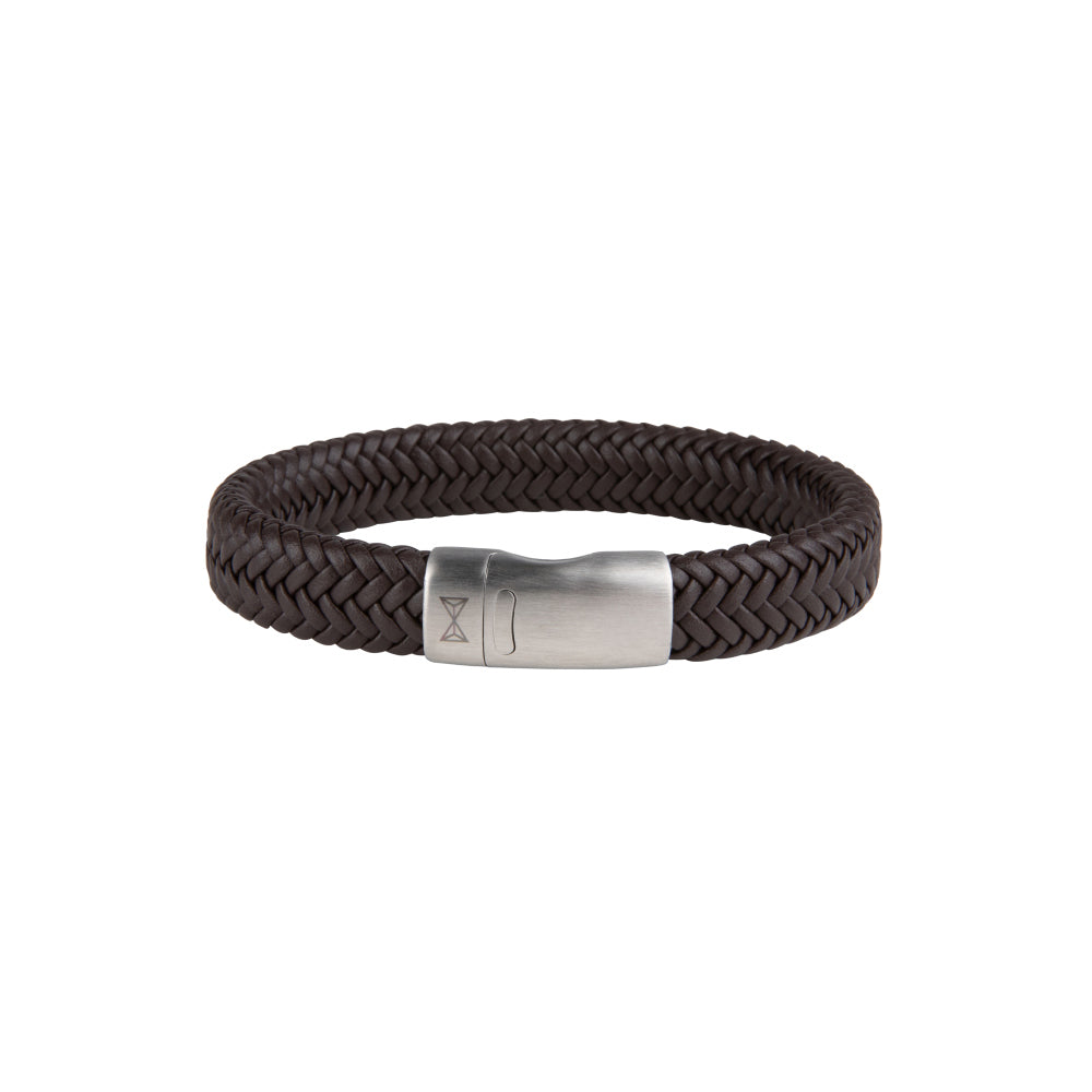 Leren armband voor heren in donkerbruin met een metalen sluiting.