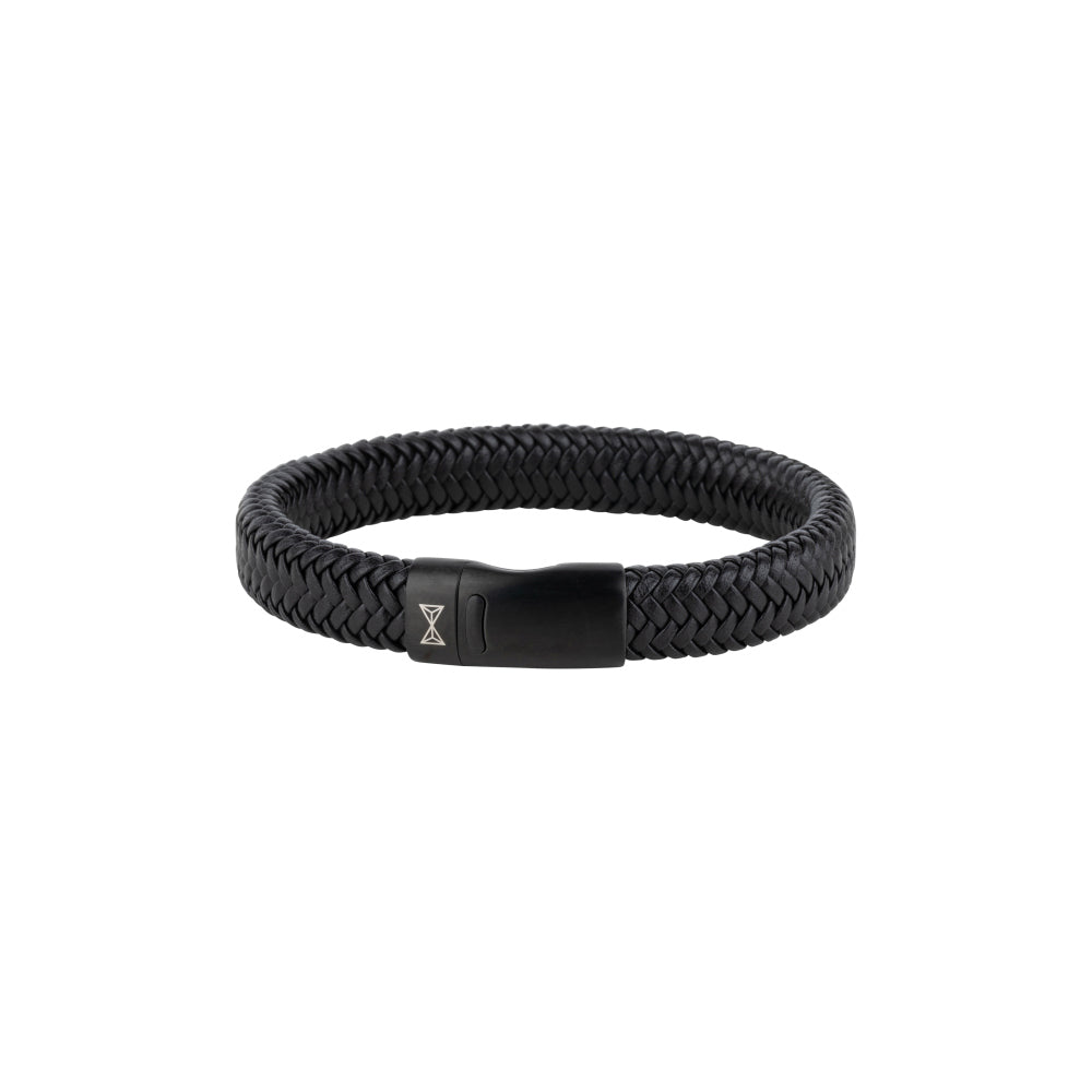 Zwarte leren armband voor heren met gevlochten design en een zwarte sluiting.