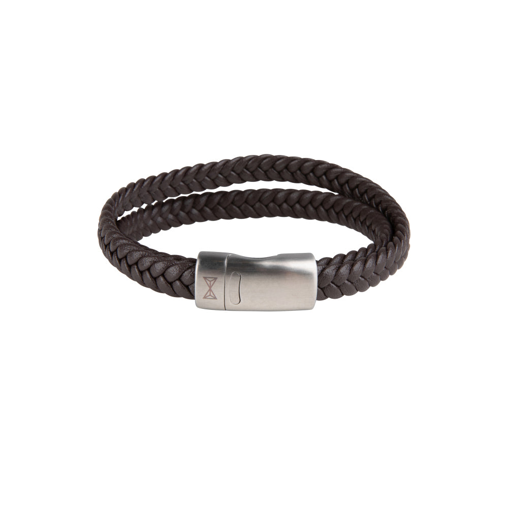 Leren armband voor heren in donkerbruin met gevlochten design en een zilverkleurige sluiting.