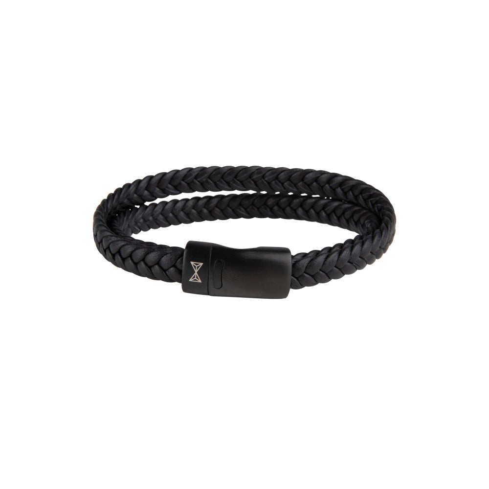 Zwarte leren armband voor heren met een gevlochten ontwerp en een zwarte sluiting.