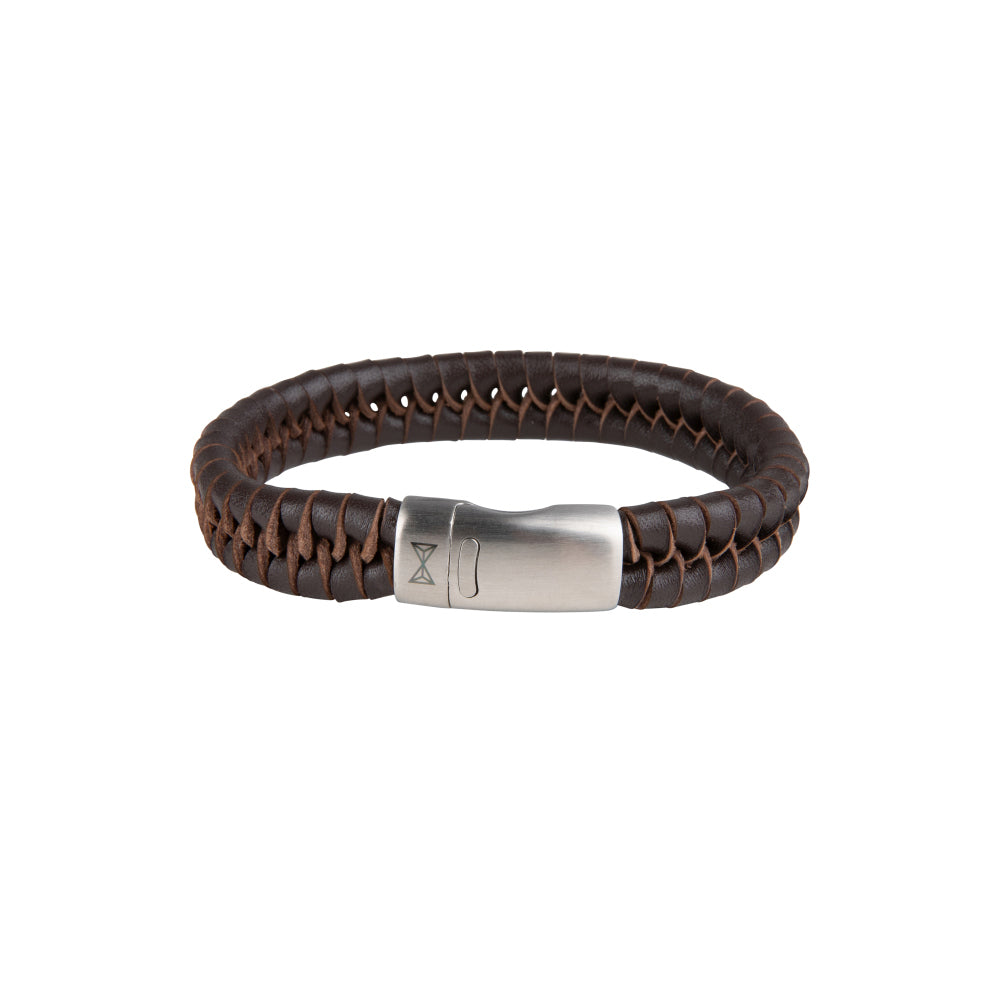 Bruine leren armband met een gevlochten ontwerp en een zilverkleurige sluiting.