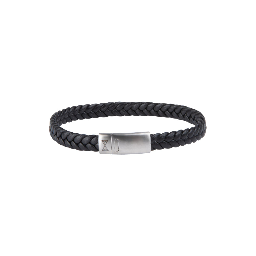 Zwarte gevlochten armband van leer met een zilveren sluiting.