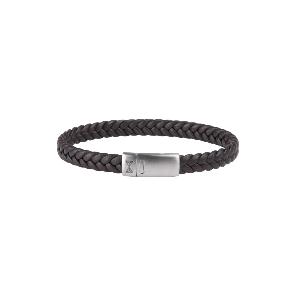 Bruine gevlochten armband met een zilveren sluiting.