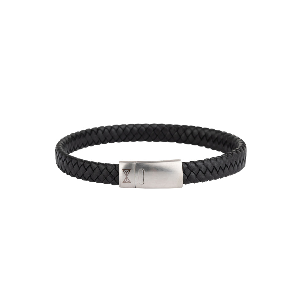 Zwarte leren armband met gevlochten ontwerp en metalen sluiting.