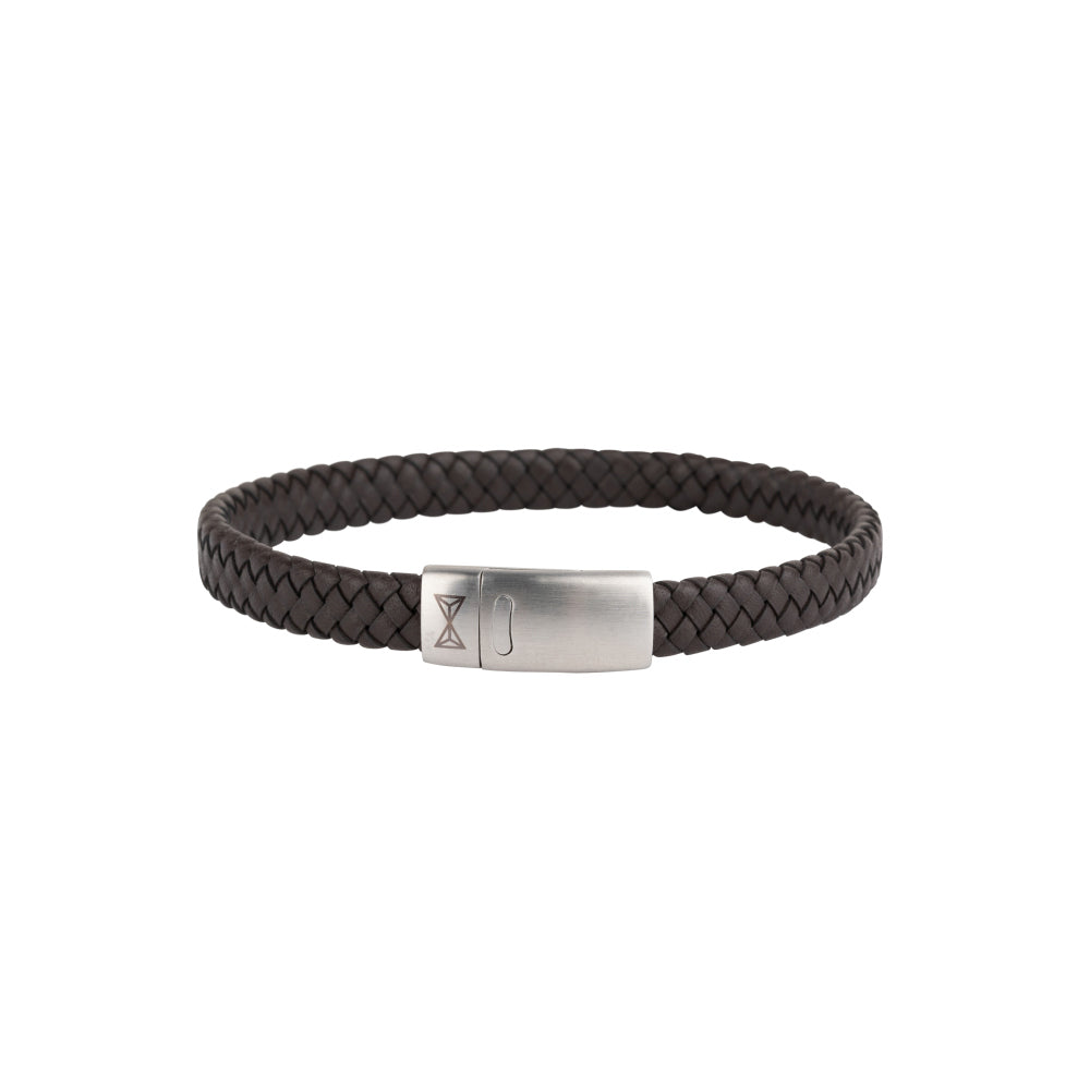 Bruine gevlochten armband met een zilveren sluiting.
