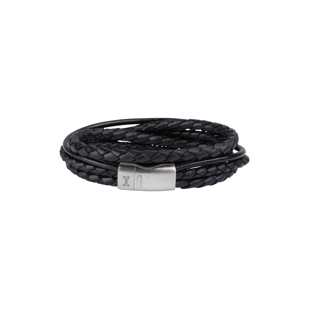 Zwarte leren armband met drie gevlochten strengen en een metalen sluiting.