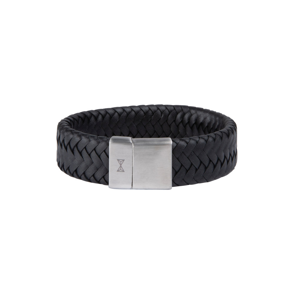Zwarte leren armband met gevlochten design en een zilverkleurige sluiting.