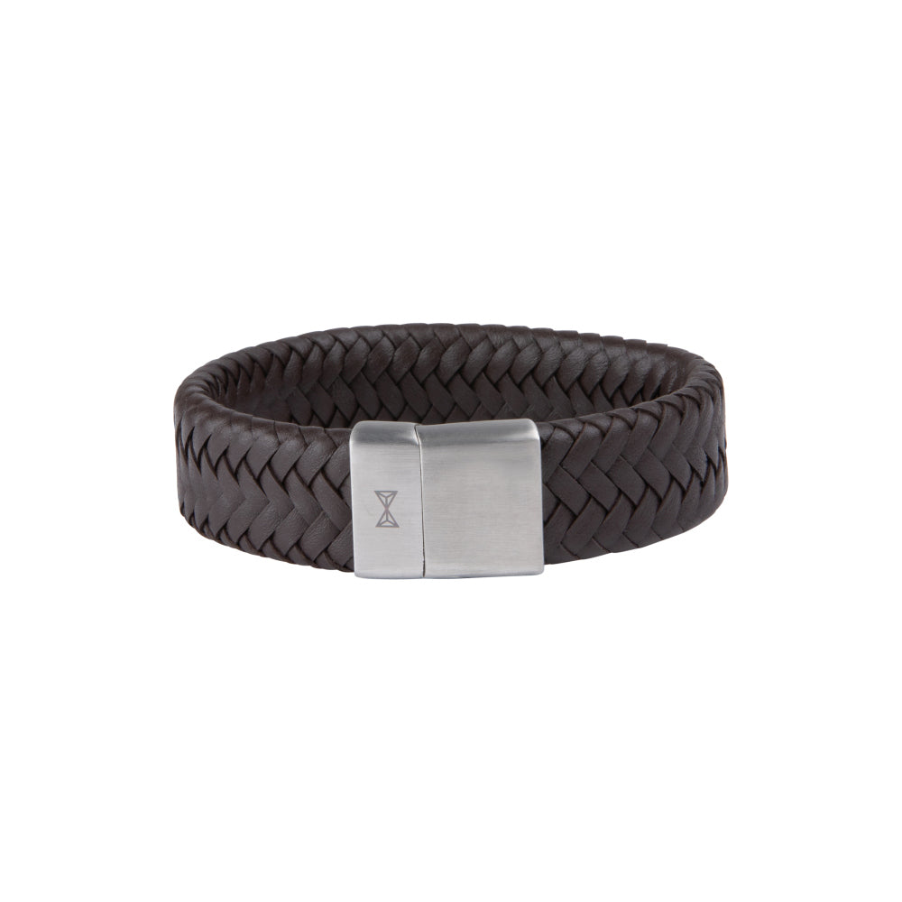 De Vast Iron Jack Brown armband van AZE Jewels is een donkerbruin gevlochten leren stuk met een gepolijste zilveren sluiting, ideaal voor avontuurlijke heren. Het kleine gegraveerde symbool op de sluiting versterkt de elegantie.