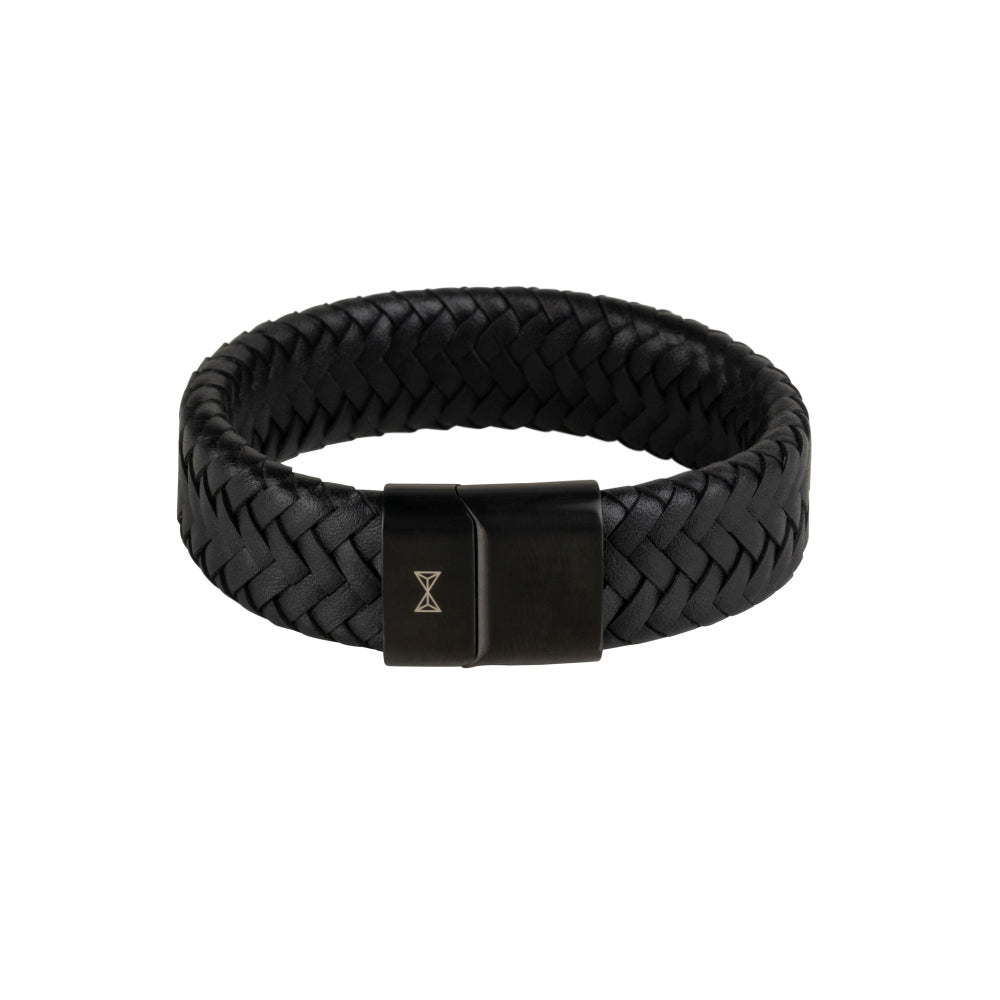 Zwarte leren armband met gevlochten ontwerp en zwarte sluiting.