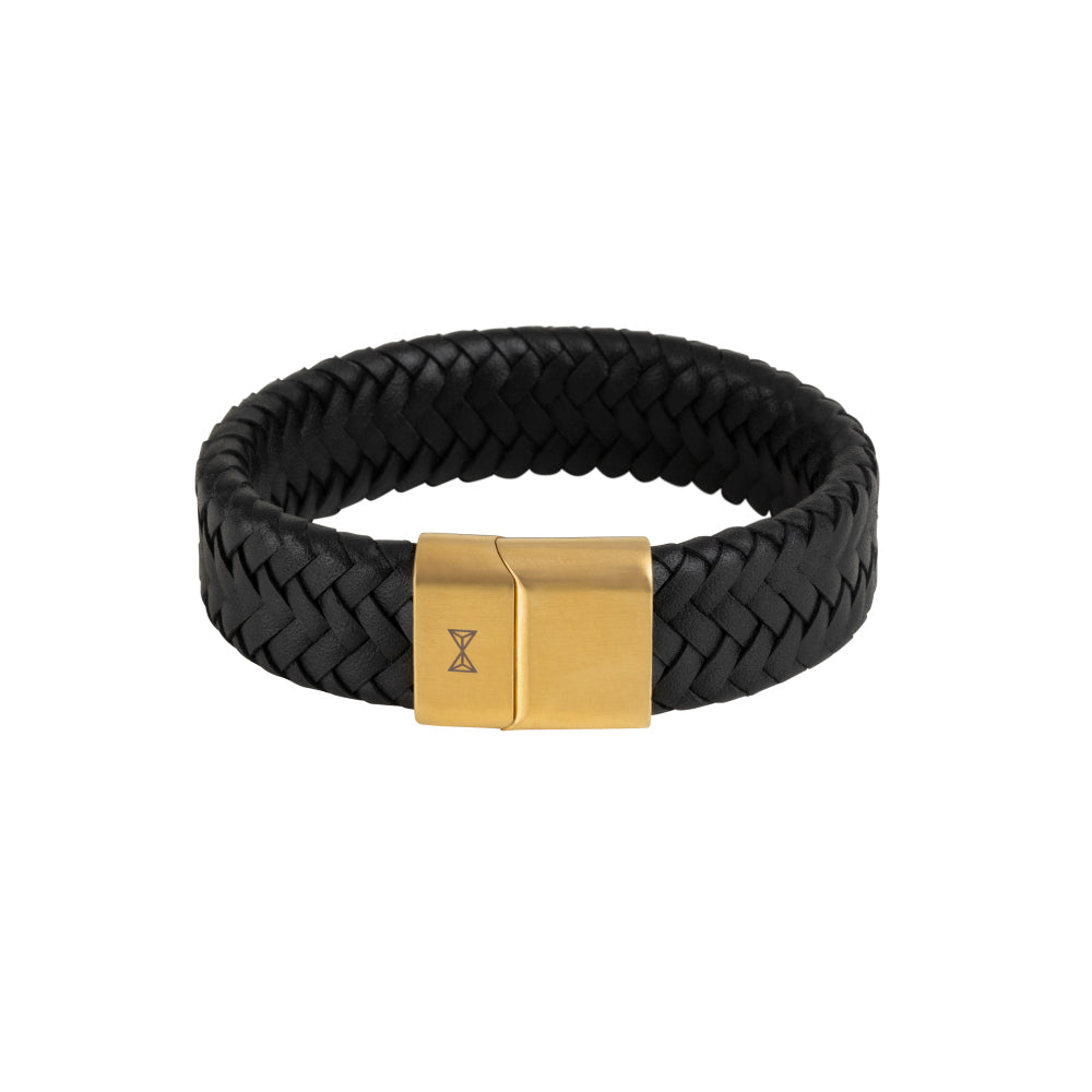 Zwarte gevlochten leren armband met een gouden sluiting.