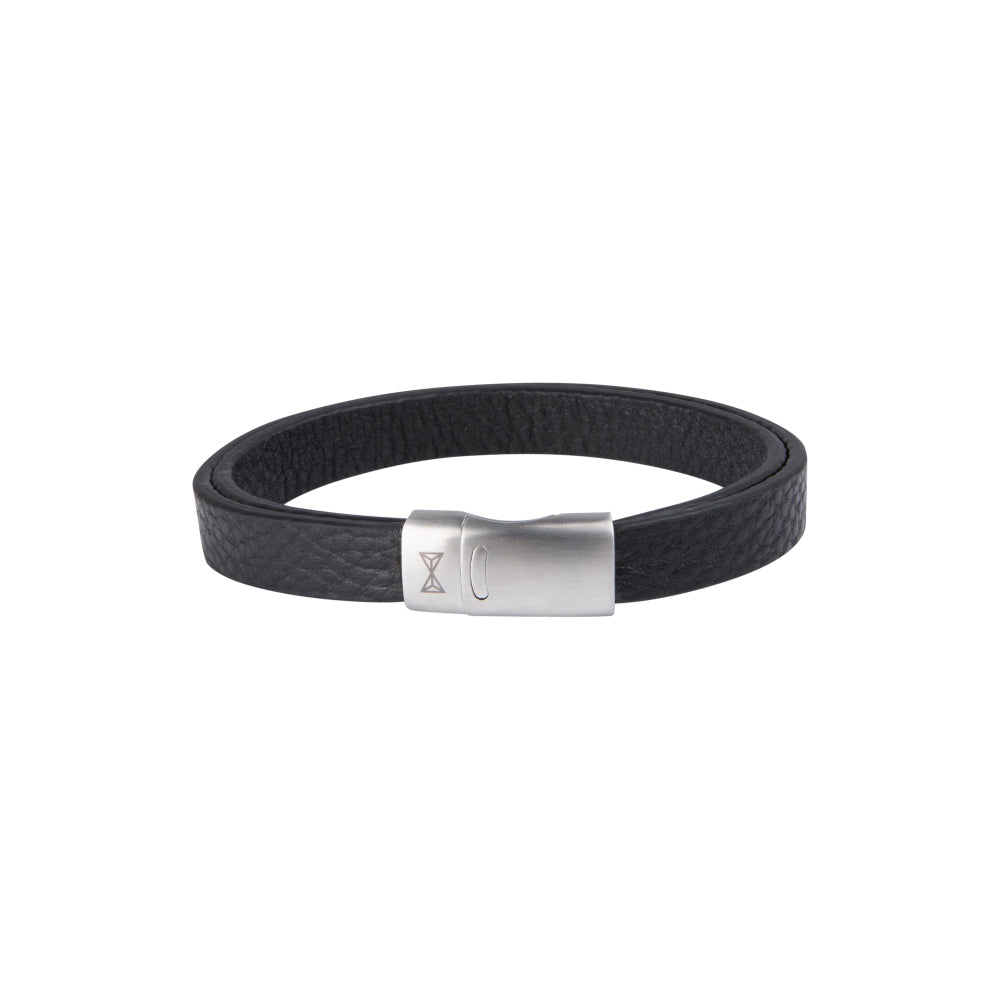 Zwarte leren armband met dubbele band en zilveren sluiting.