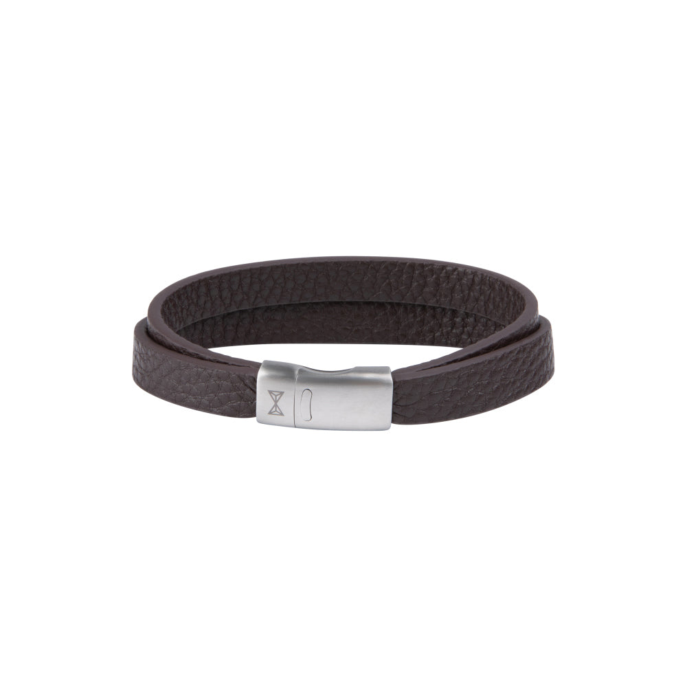 Bruine leren armband met dubbele band en een zilverkleurige sluiting.