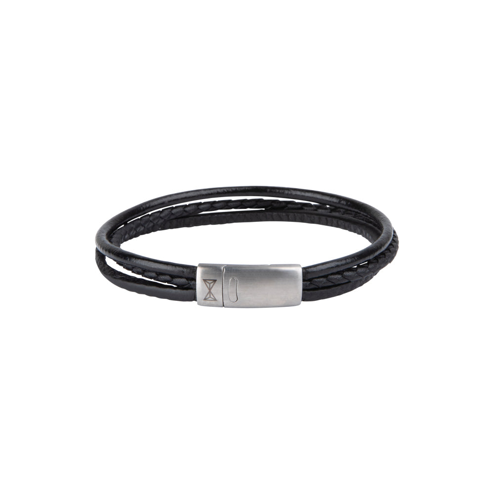 Zwarte leren armband voor heren met drie gevlochten strengen en een zilverkleurige sluiting.