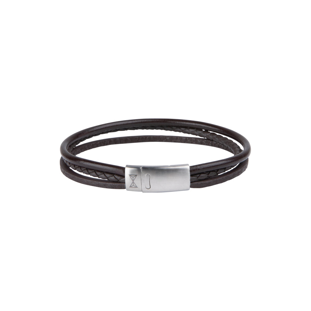 Bruine leren armband voor heren met drie strengen en een zilverkleurige sluiting.