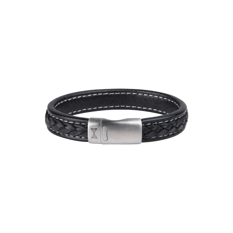 Zwarte leren armband met gevlochten design en metalen sluiting.