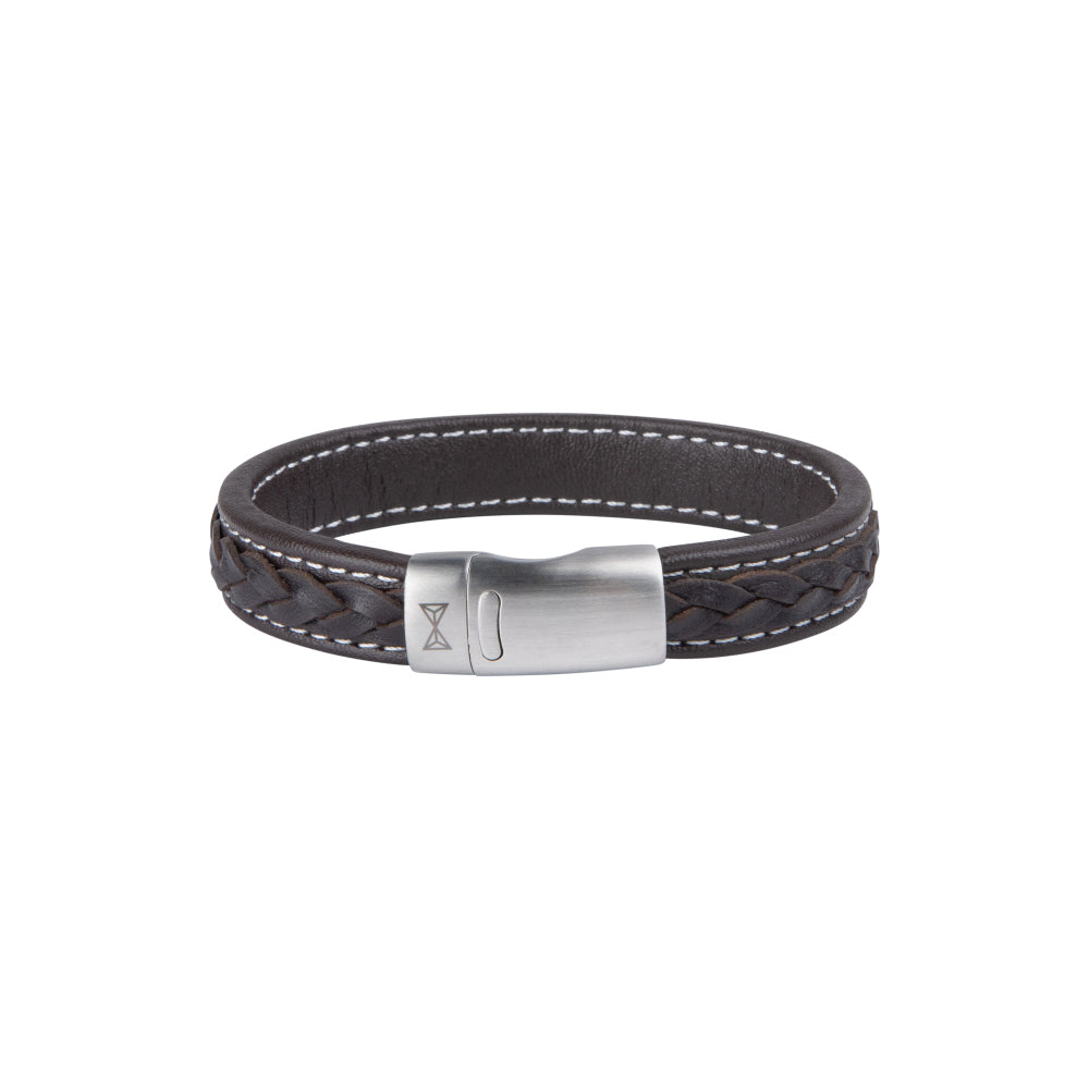 Bruine leren armband met gevlochten design en een zilverkleurige sluiting.