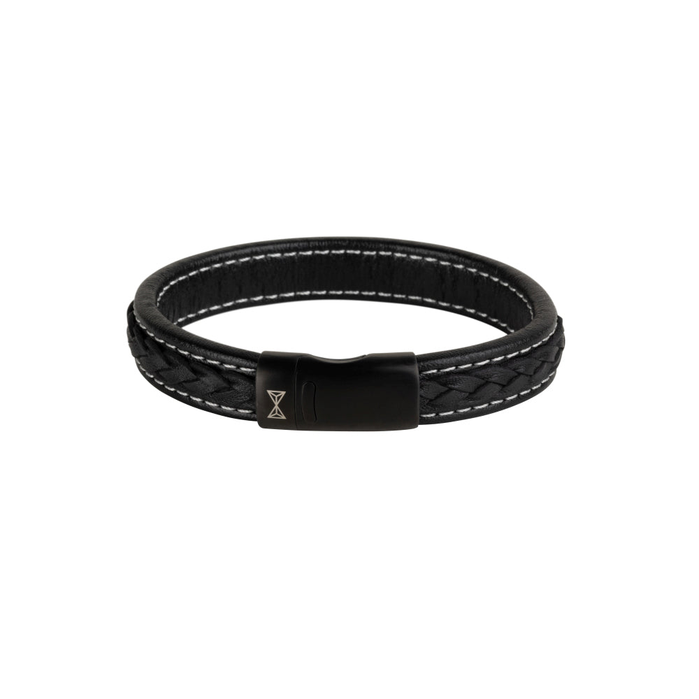 Zwarte leren armband met gevlochten design en een zwarte sluiting.