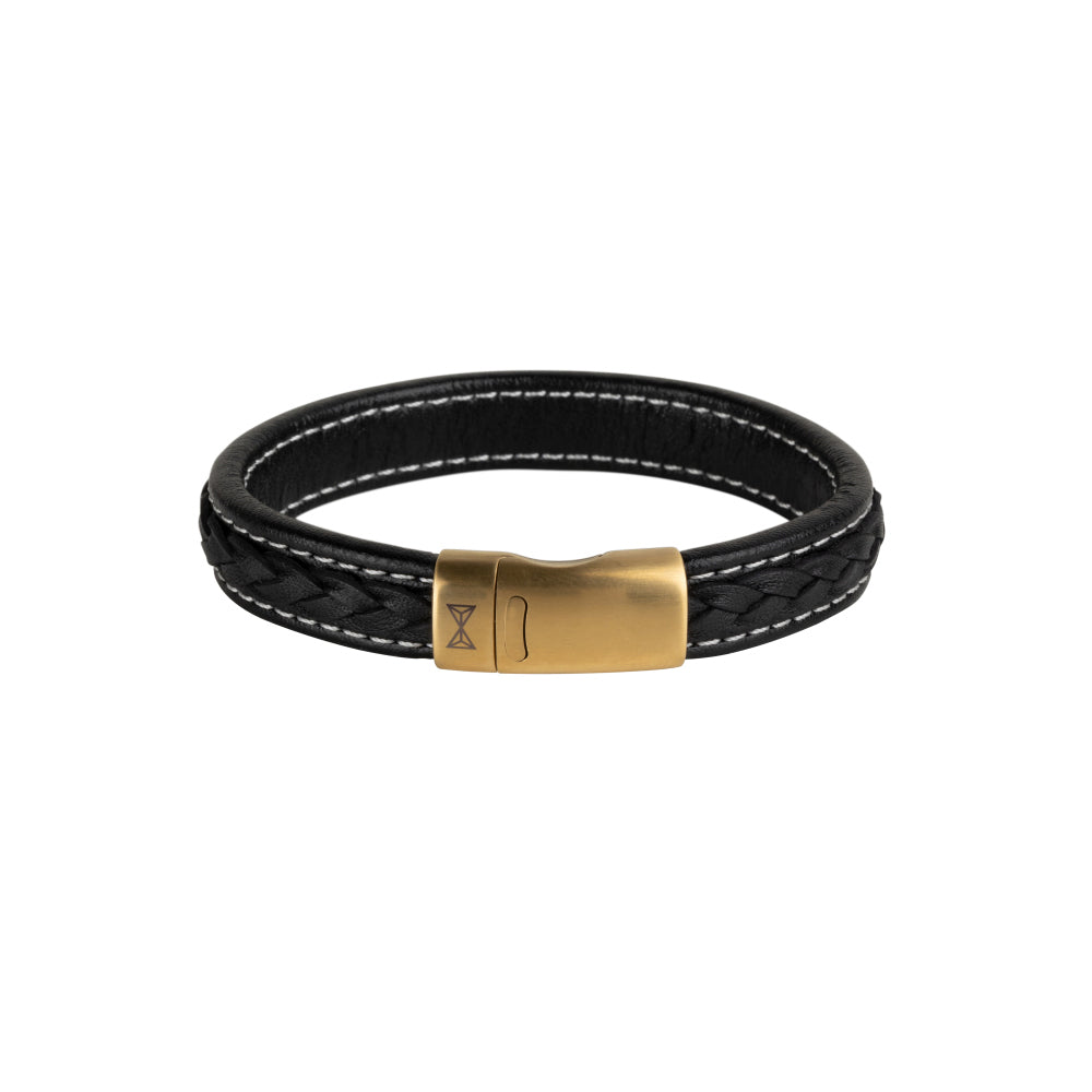 Zwart gevlochten leren armband met gouden sluiting en witte stiksels.