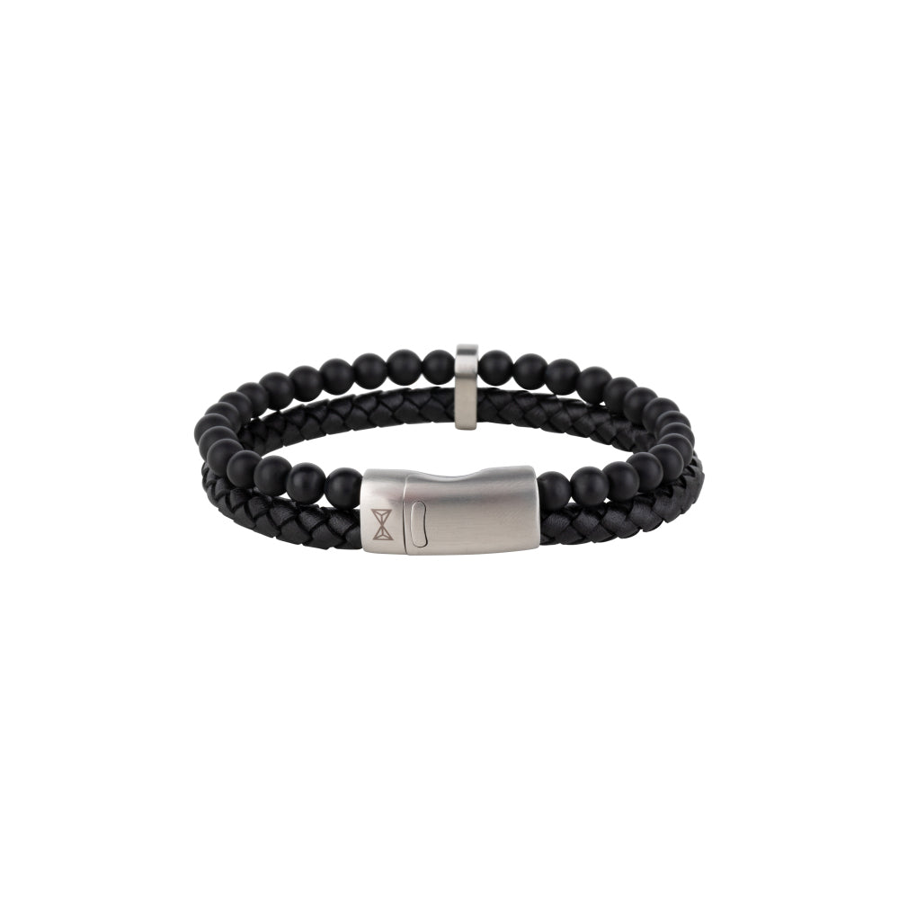 Leren kralen armband voor heren met zwarte kralen en een gevlochten leren band, afgewerkt met een zilverkleurige sluiting.