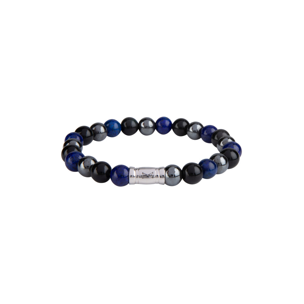 Kralen armband voor heren met 8 mm blauwe en zwarte stenen, afgewerkt met een zilveren tussenstuk.