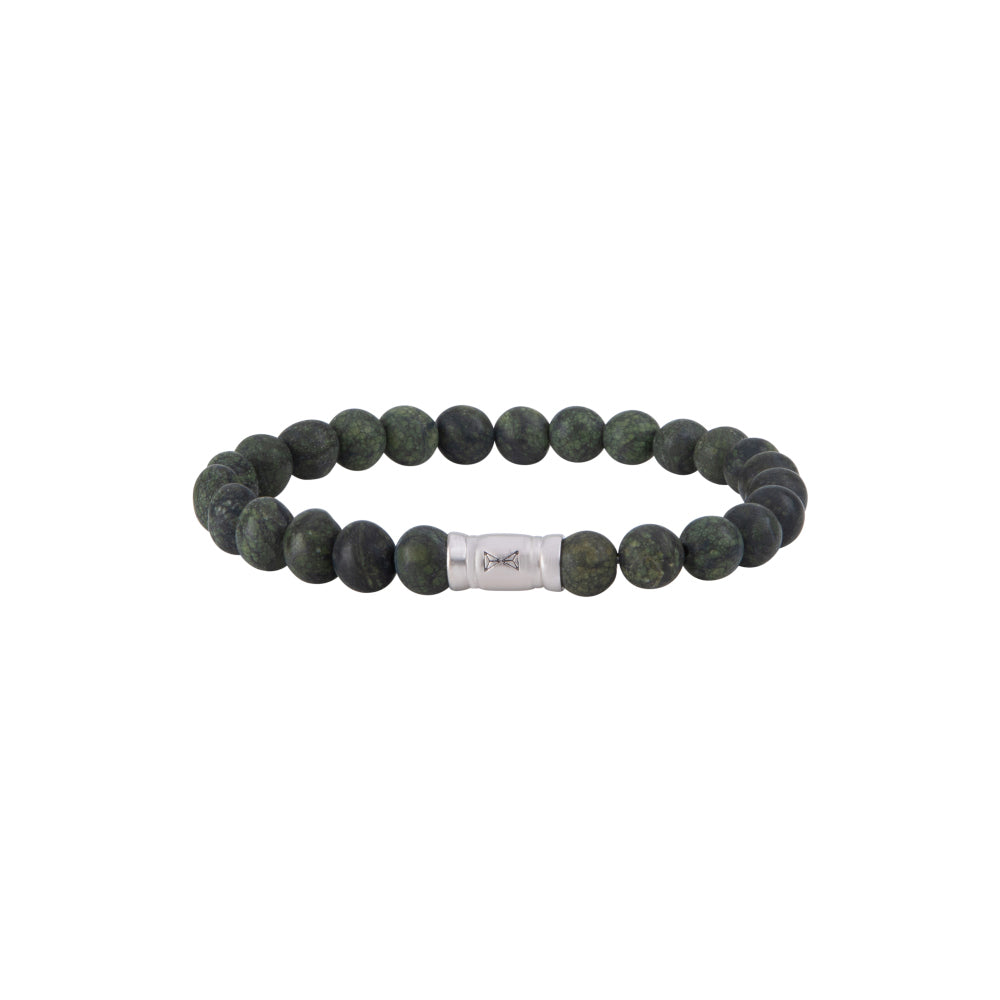 Groene armband van 8 mm met natuurstenen kralen en een zilveren sluiting.