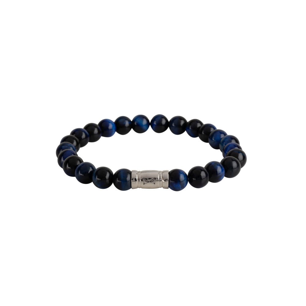 De Kralen armband heren - Mount Blue Maine - 8mm van AZE Jewels heeft donkerblauwe en zwarte kralen op elastiek, wat doet denken aan een stoere Heren-stijl. Een zilveren sluiting zit in het midden, tegen een effen witte achtergrond die doet denken aan de serene schoonheid van Mount Blue Maine.