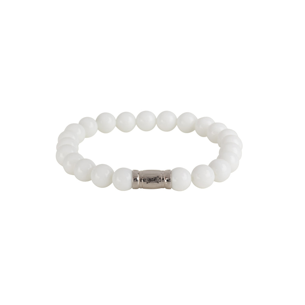 Witte armband van 8 mm met matte kralen en een zilverkleurig tussenstuk.
