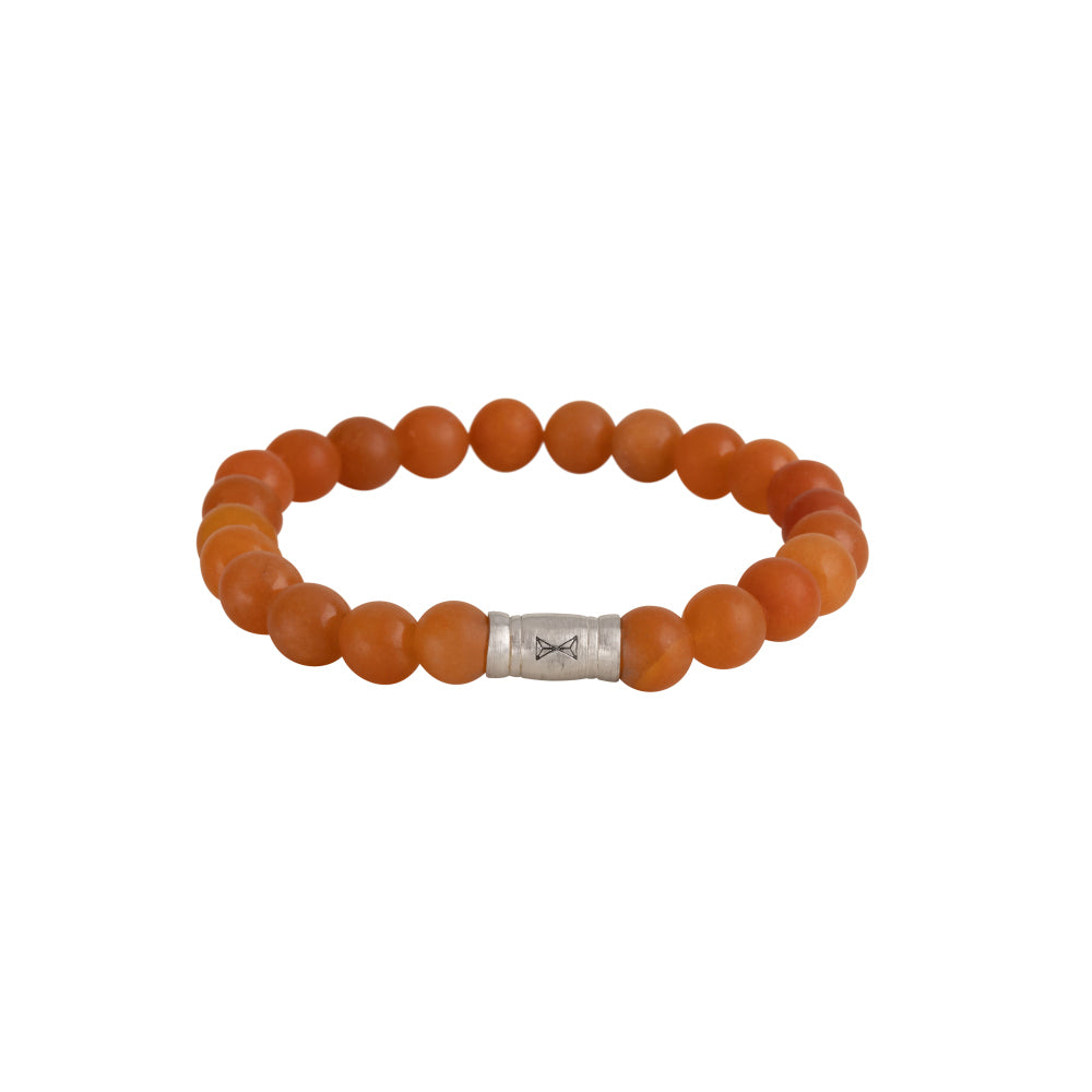 Kralen armband voor heren met 8mm oranje stenen en een zilveren tussenstuk.