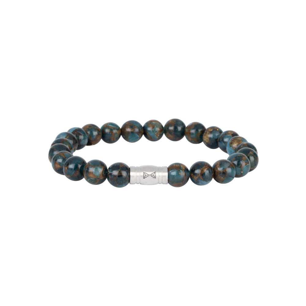 De AZE Jewels Kralen armband heren - Aqua Terra - 8mm is een blauwe en bruine kralenarmband met glanzende, gelijkmatig verdeelde kralen met een centrale zilveren sluiting met een gegraveerd ontwerp. Ideaal voor Heren die een ingetogen stijl waarderen.