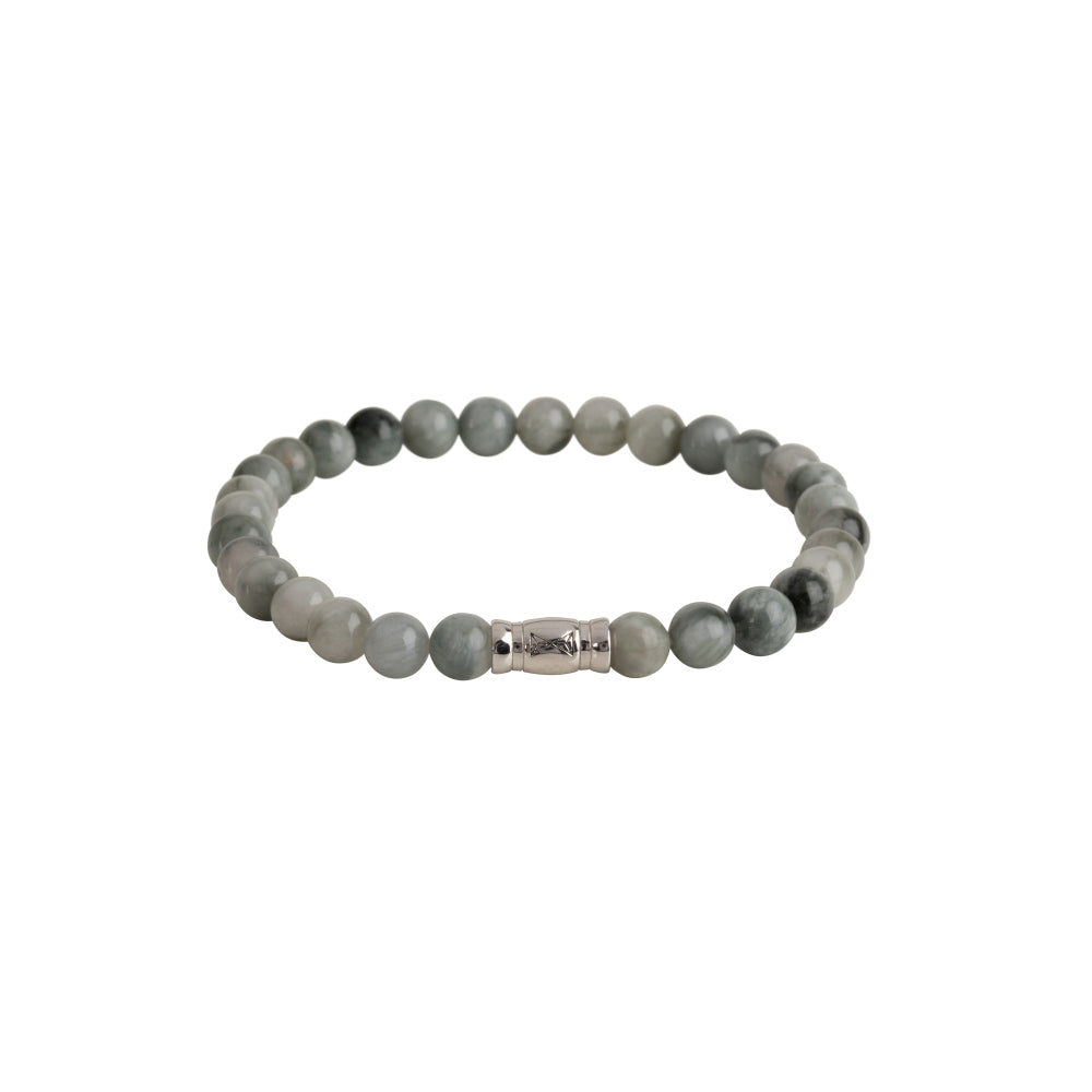 Kralen armband voor heren met grijze en groene stenen, afgewerkt met een zilveren tussenstuk.