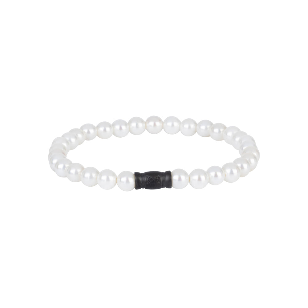 Zilveren armband met 6 mm witte parels en een zwart accent.