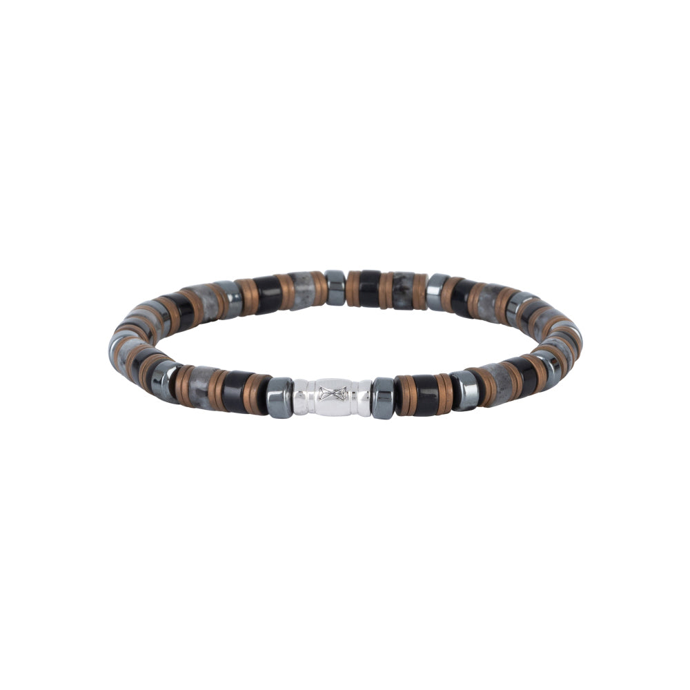 De Kralen armband heren van AZE Jewels heeft 6 mm bruine, zwarte en metalen kralen, met in het midden een zilveren Kinabalu-schijf versierd met prachtige gravures.