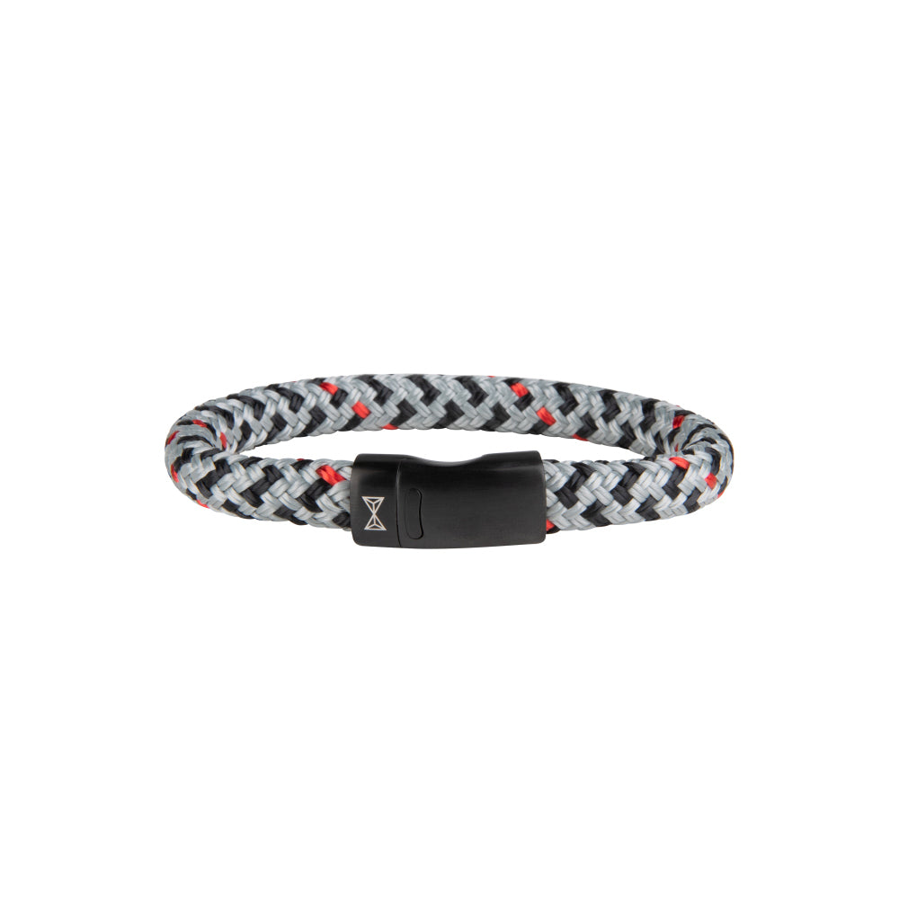 Zwarte en grijze armband van gevlochten nylon met rode accenten en een zwarte sluiting.