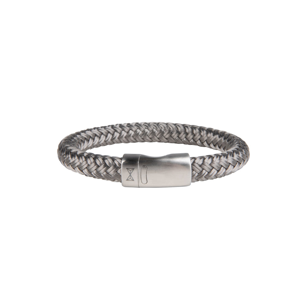 Grijze armband van gevlochten materiaal met een zilverkleurige sluiting.