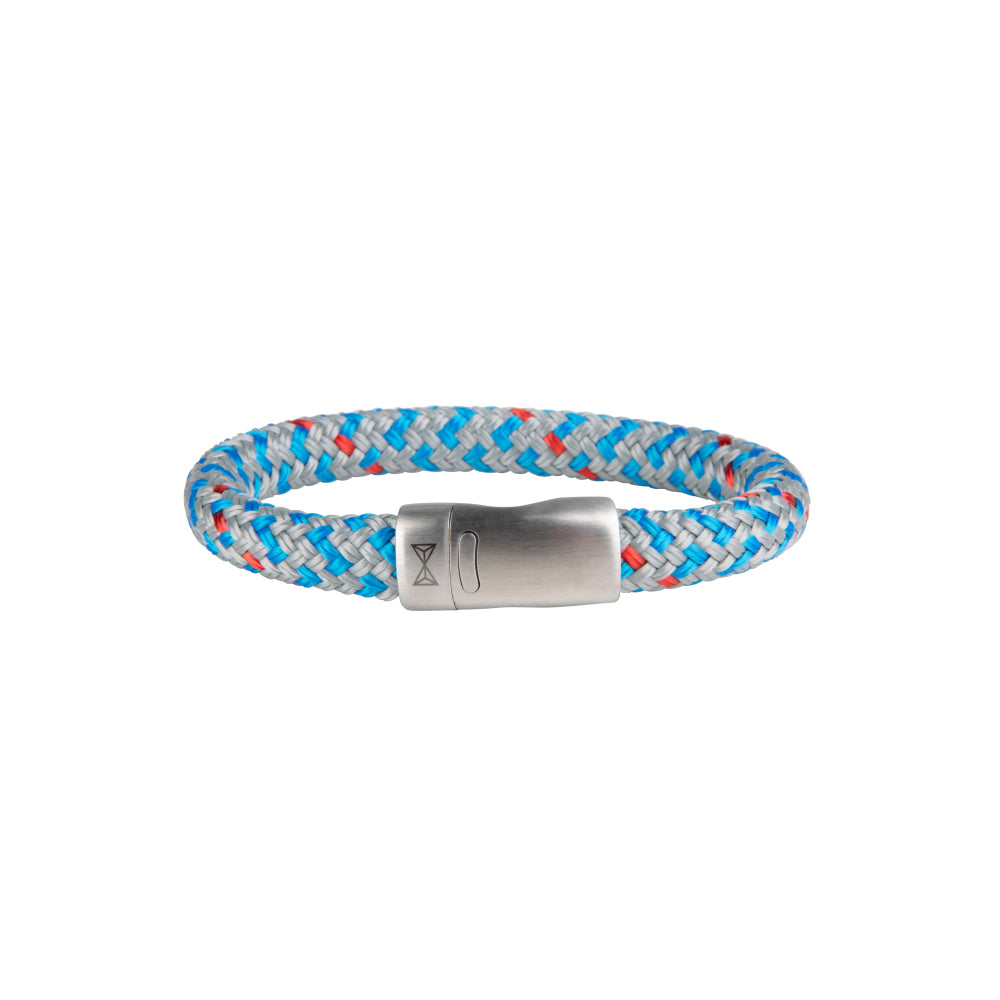 Blauwe armband van gevlochten nylon met een zilveren sluiting, 8 mm breed.
