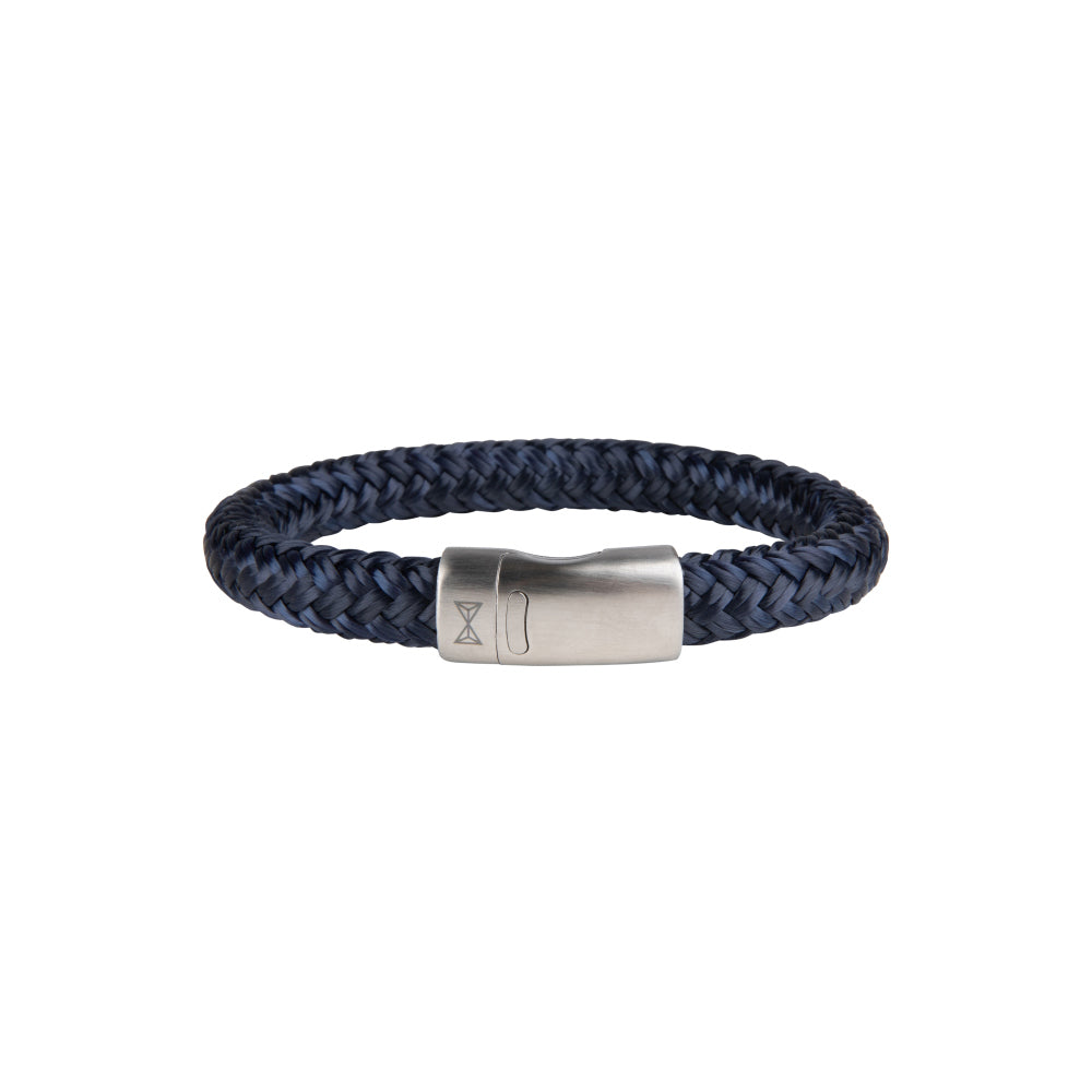 Blauwe armband van gevlochten textiel met een zilveren sluiting.