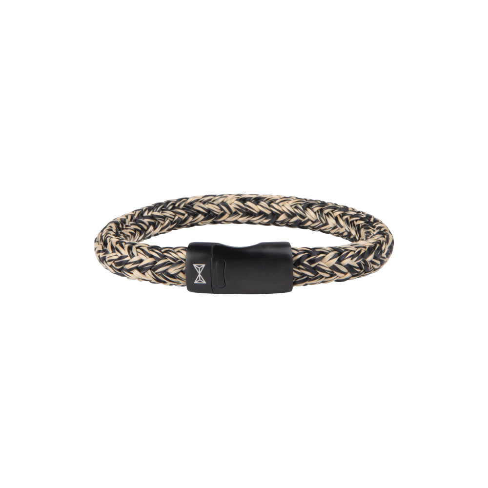 Vlechtarmband in zwart en beige met een zwarte sluiting.