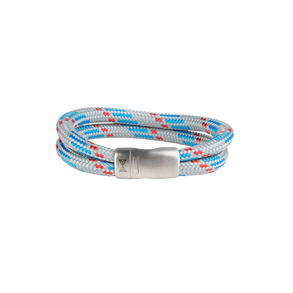 Grijze armband van gevlochten nylon met blauwe en rode details en een zilveren sluiting.