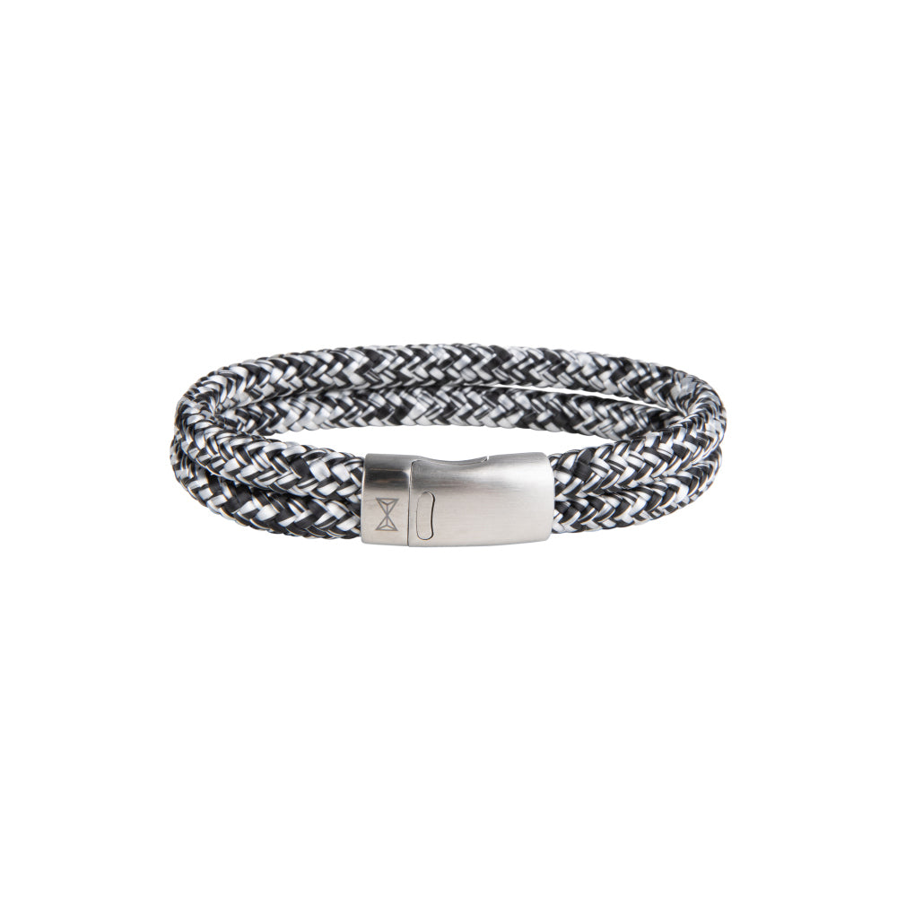 Zwarte en witte gevlochten armband van textiel met een zilverkleurige sluiting.