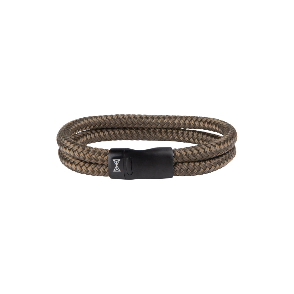 Bruine armband van gevlochten materiaal met een zwarte sluiting.