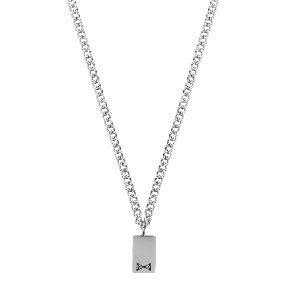 Zilveren gourmette ketting met een mini identiteitsplaatje en een strikje als detail.