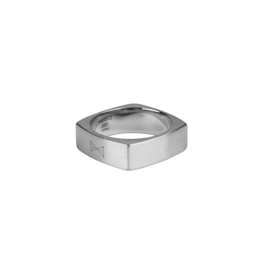 Zilveren inox ring met een vierkante vorm en een subtiele gravure van een strik.