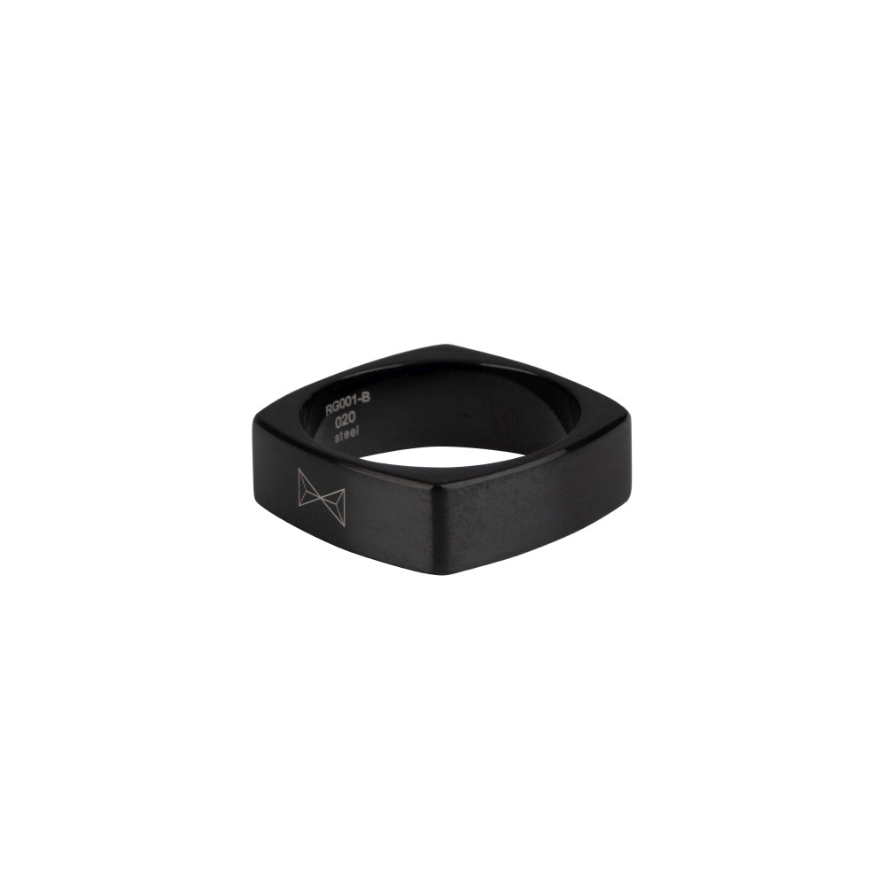 Zwarte ring met een vierkante vorm en een matte afwerking.