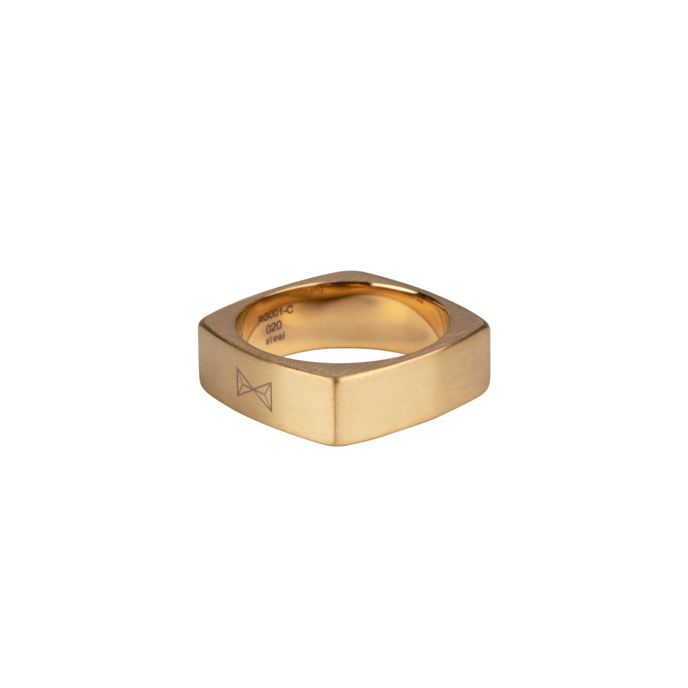 Gouden ring met een vierkante vorm en een subtiele gravure van een strikje.