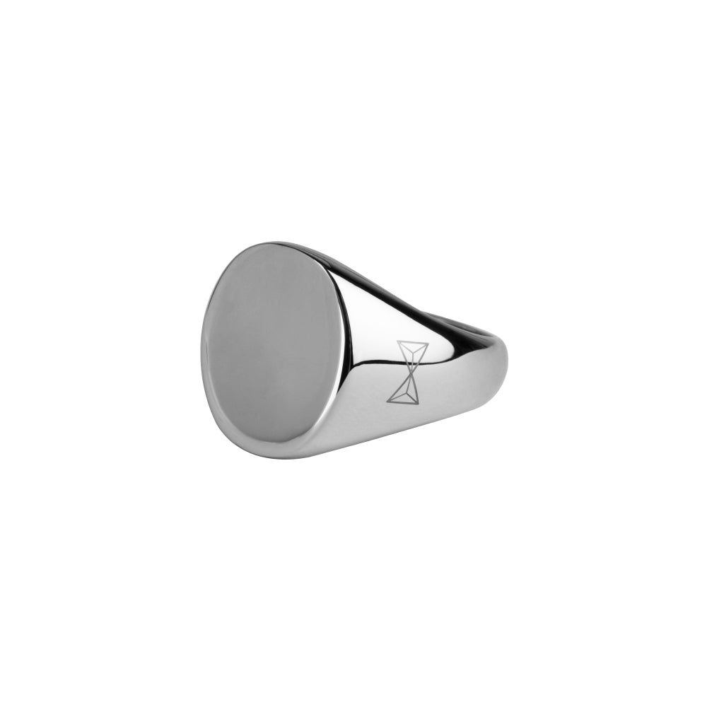 Zilveren signetring van inox met een gladde, ronde bovenkant en een geometrisch detail aan de zijkant.
